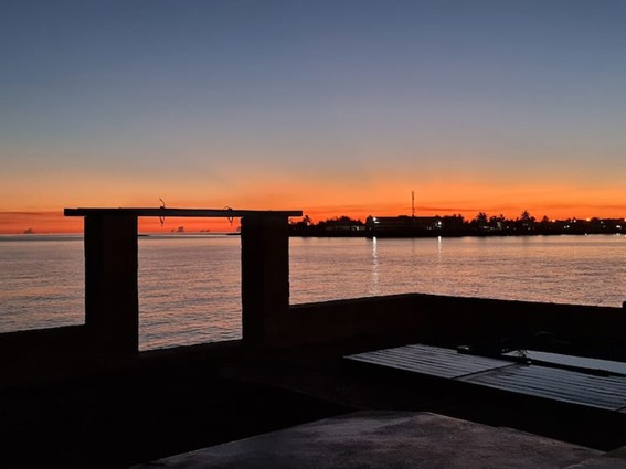 Amanecer desde la terraza de Casa Bocama, frente al mar en Boca de Camarioca